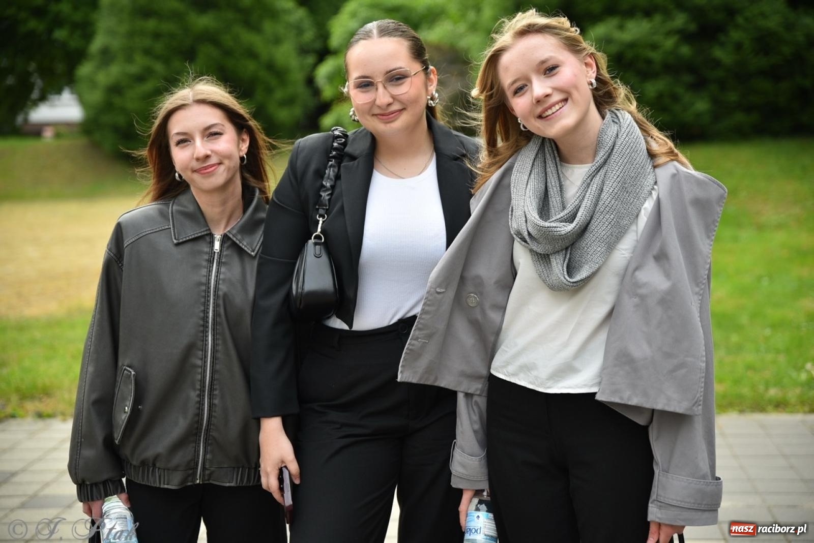 Zdjęcie w galerii na portalu naszraciborz.pl: Maturzyści II LO z optymizmem przystąpili do matury wiadomości z regionu