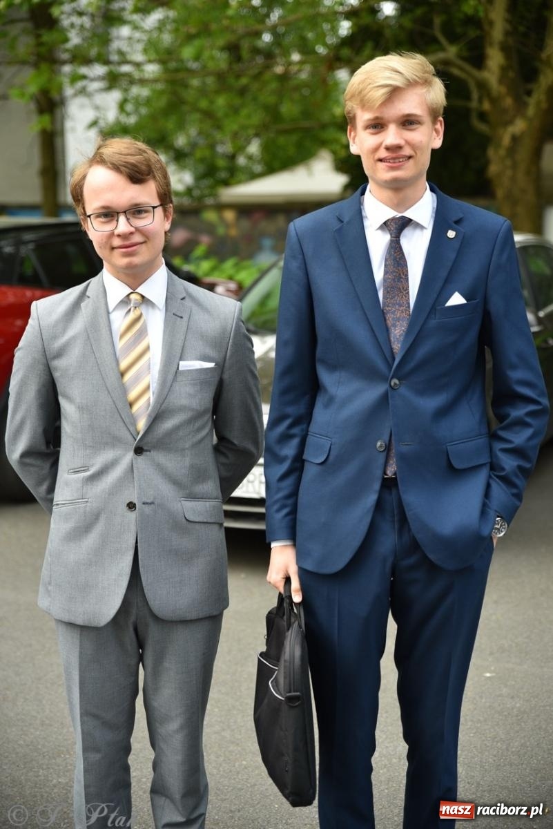 Zdjęcie w galerii na portalu naszraciborz.pl: Maturzyści II LO z optymizmem przystąpili do matury wiadomości z regionu