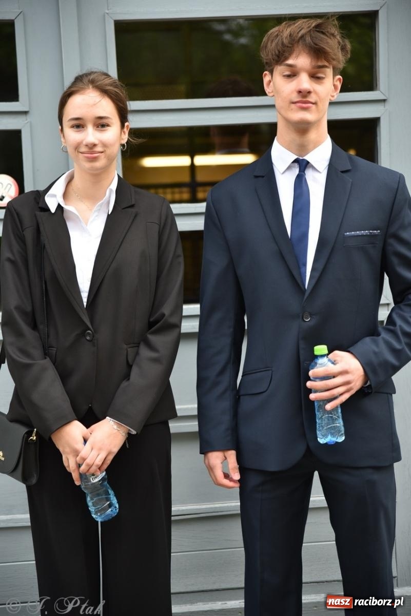 Zdjęcie w galerii na portalu naszraciborz.pl: Maturzyści II LO z optymizmem przystąpili do matury wiadomości z regionu