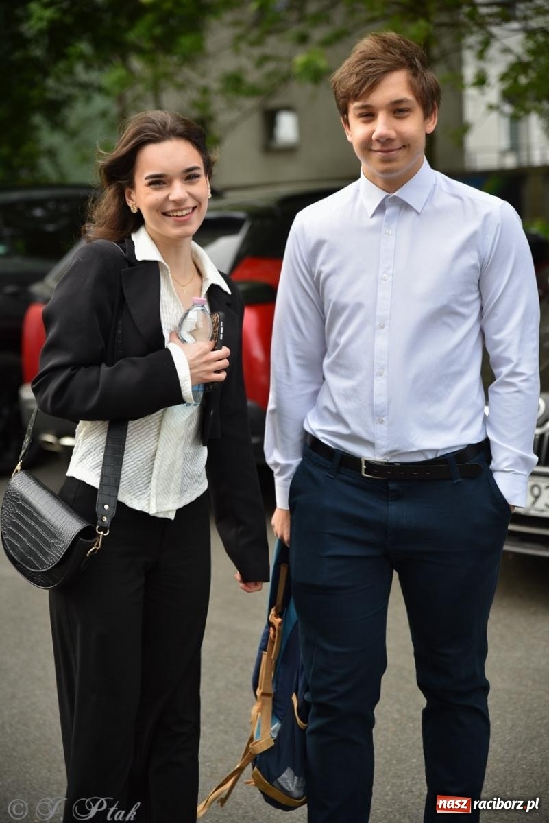 Zdjęcie w galerii na portalu naszraciborz.pl: Maturzyści II LO z optymizmem przystąpili do matury wiadomości z regionu