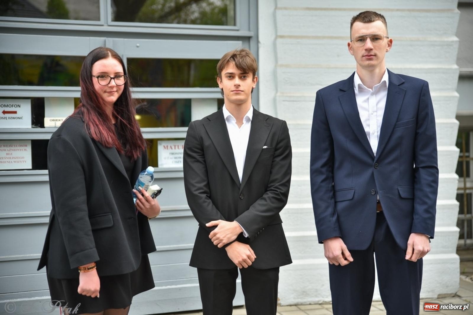 Zdjęcie w galerii na portalu naszraciborz.pl: Maturzyści II LO z optymizmem przystąpili do matury wiadomości z regionu