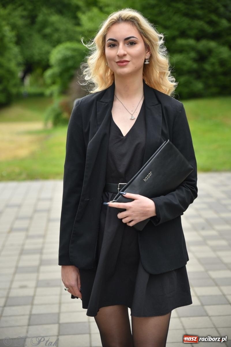 Zdjęcie w galerii na portalu naszraciborz.pl: Maturzyści II LO z optymizmem przystąpili do matury wiadomości z regionu