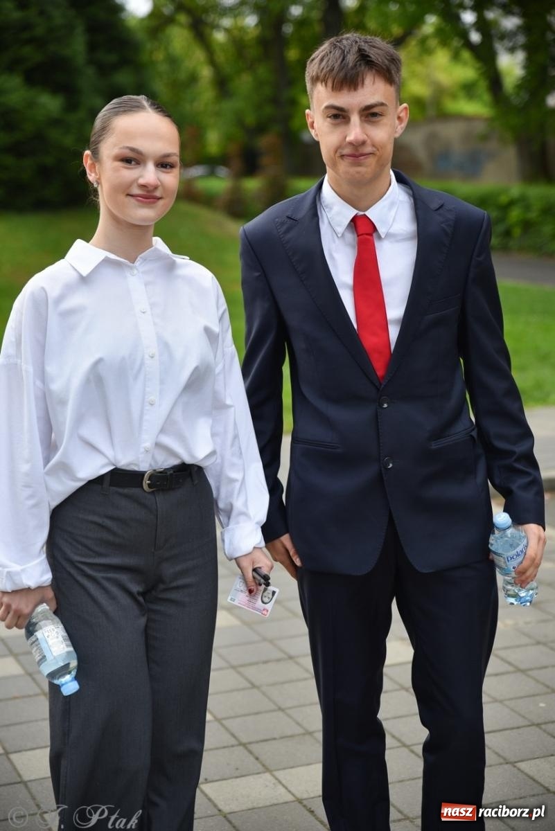 Zdjęcie w galerii na portalu naszraciborz.pl: Maturzyści II LO z optymizmem przystąpili do matury wiadomości z regionu