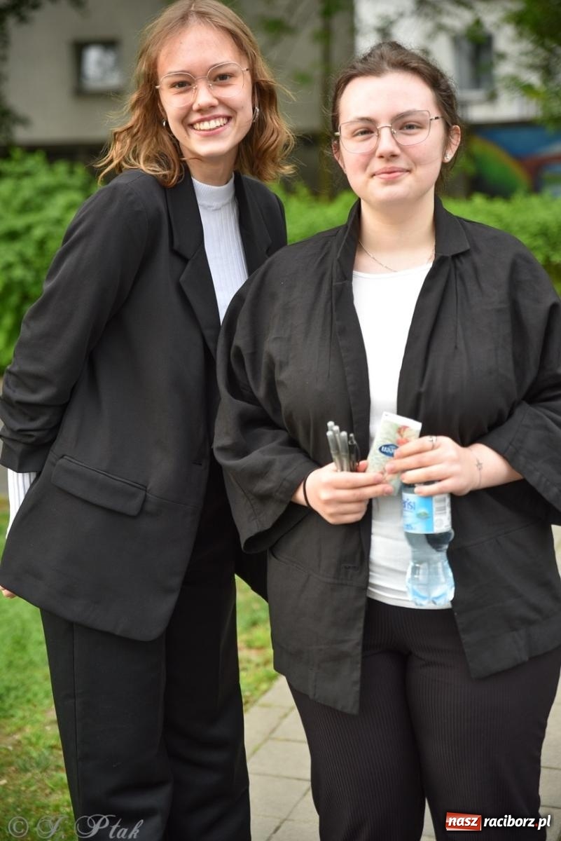 Zdjęcie w galerii na portalu naszraciborz.pl: Maturzyści II LO z optymizmem przystąpili do matury wiadomości z regionu