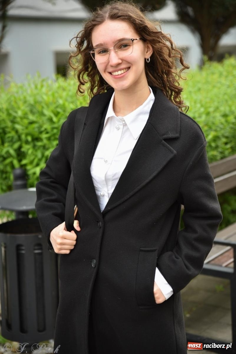 Zdjęcie w galerii na portalu naszraciborz.pl: Maturzyści II LO z optymizmem przystąpili do matury wiadomości z regionu