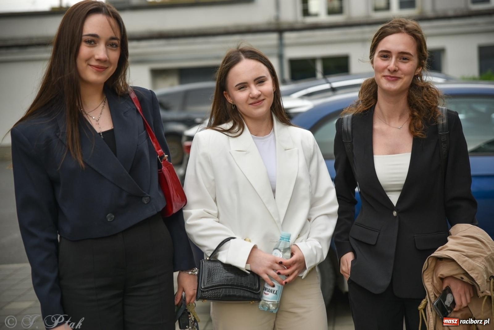 Zdjęcie w galerii na portalu naszraciborz.pl: Maturzyści II LO z optymizmem przystąpili do matury wiadomości z regionu