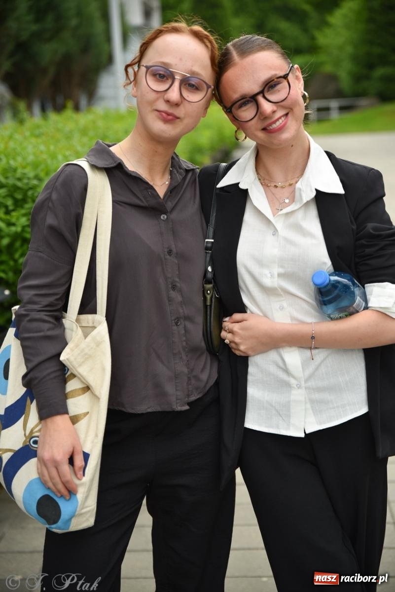 Zdjęcie w galerii na portalu naszraciborz.pl: Maturzyści II LO z optymizmem przystąpili do matury wiadomości z regionu