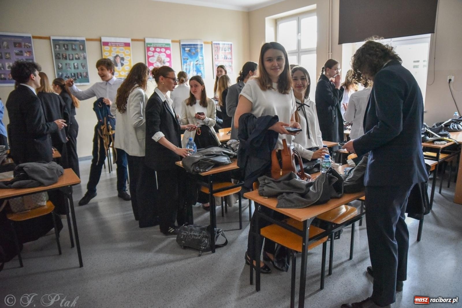 Zdjęcie w galerii na portalu naszraciborz.pl: Maturzyści II LO z optymizmem przystąpili do matury wiadomości z regionu