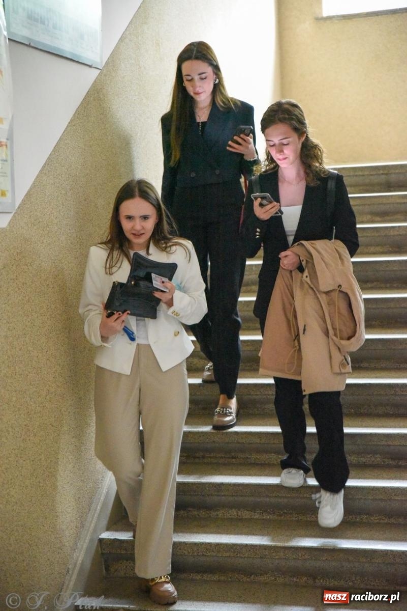 Zdjęcie w galerii na portalu naszraciborz.pl: Maturzyści II LO z optymizmem przystąpili do matury wiadomości z regionu