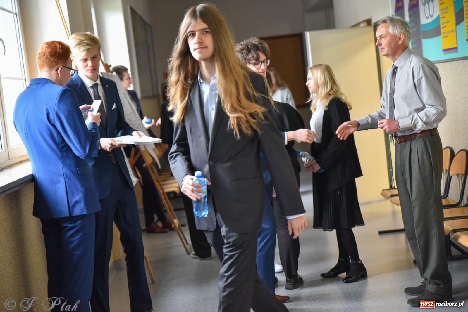 Zdjęcie w galerii na portalu naszraciborz.pl: Maturzyści II LO z optymizmem przystąpili do matury wiadomości z regionu