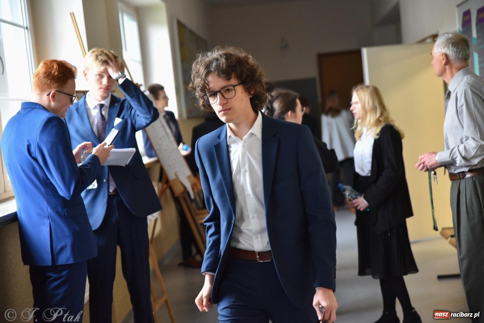 Zdjęcie w galerii na portalu naszraciborz.pl: Maturzyści II LO z optymizmem przystąpili do matury wiadomości z regionu