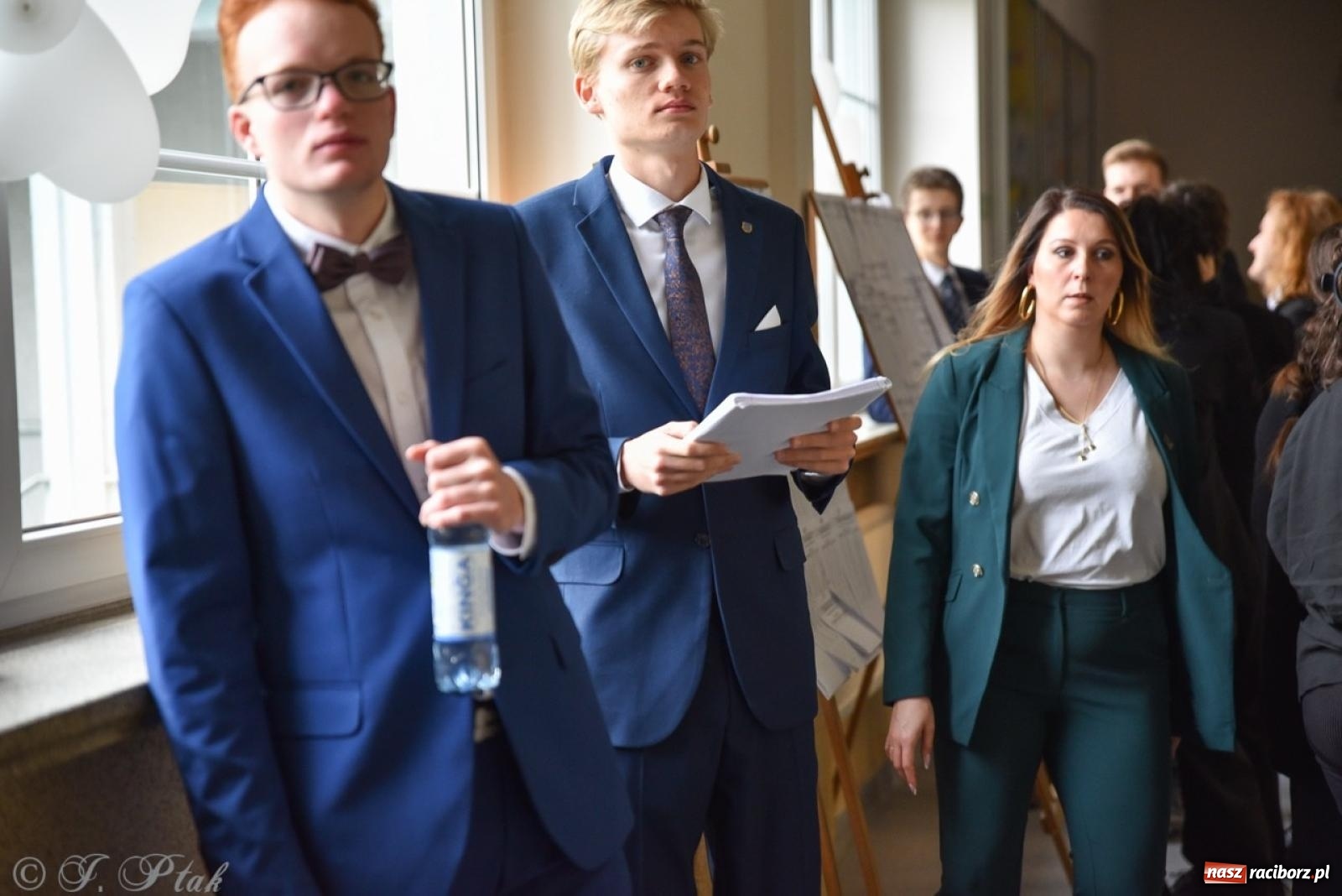 Zdjęcie w galerii na portalu naszraciborz.pl: Maturzyści II LO z optymizmem przystąpili do matury wiadomości z regionu