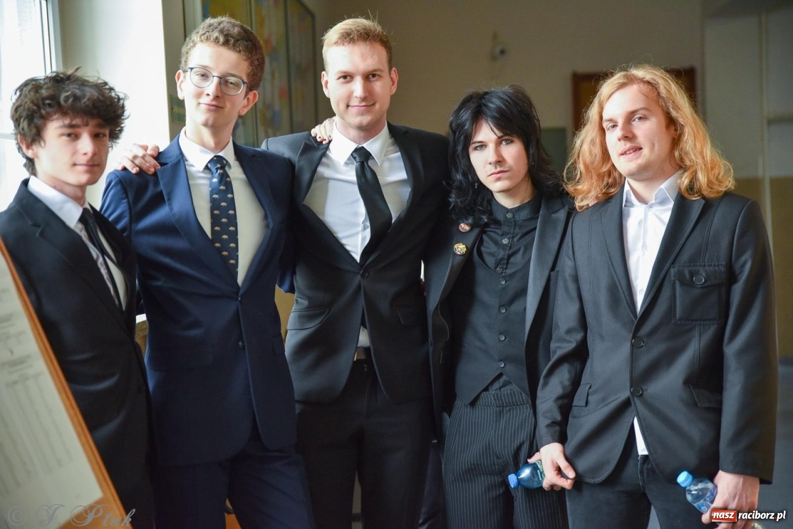 Zdjęcie w galerii na portalu naszraciborz.pl: Maturzyści II LO z optymizmem przystąpili do matury wiadomości z regionu