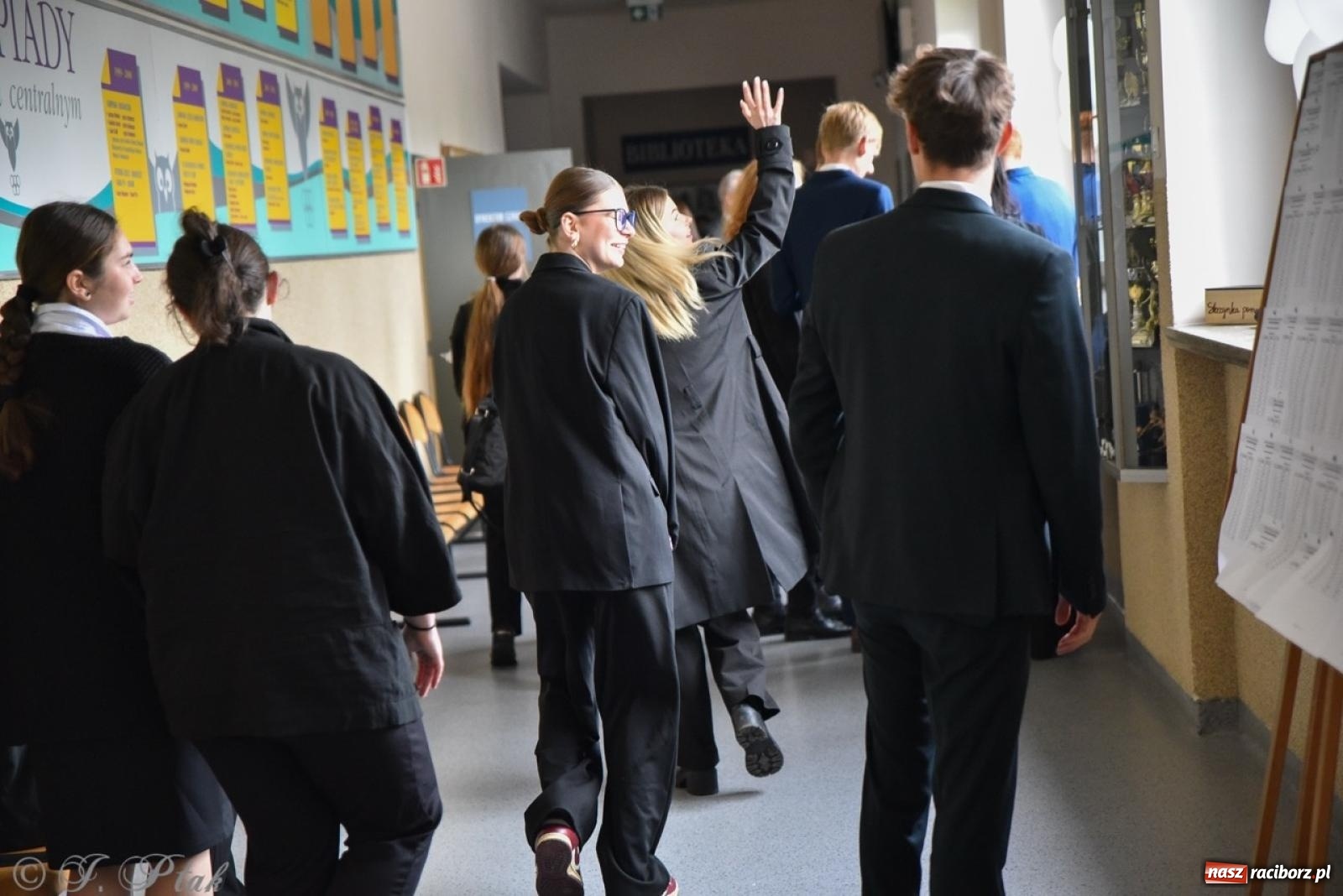 Zdjęcie w galerii na portalu naszraciborz.pl: Maturzyści II LO z optymizmem przystąpili do matury wiadomości z regionu