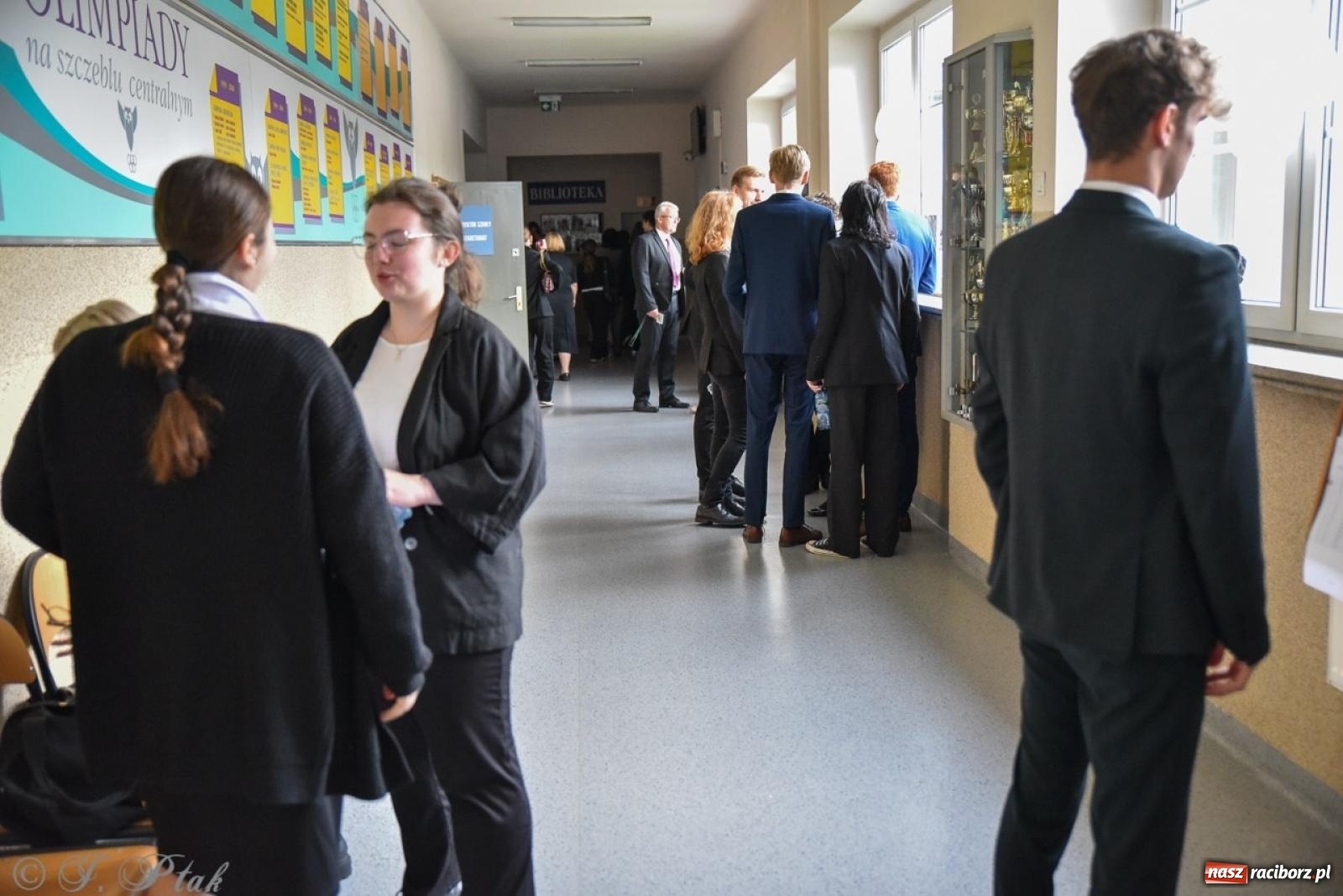 Zdjęcie w galerii na portalu naszraciborz.pl: Maturzyści II LO z optymizmem przystąpili do matury wiadomości z regionu