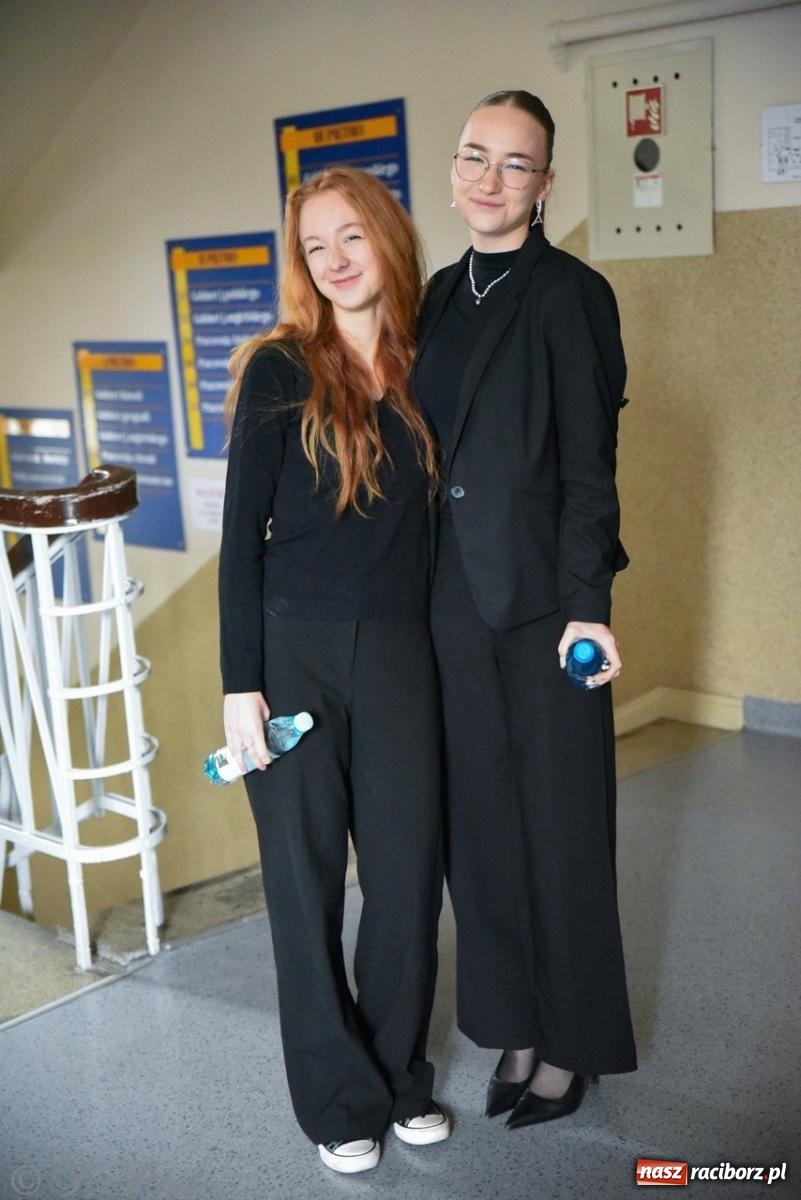 Zdjęcie w galerii na portalu naszraciborz.pl: Maturzyści II LO z optymizmem przystąpili do matury wiadomości z regionu