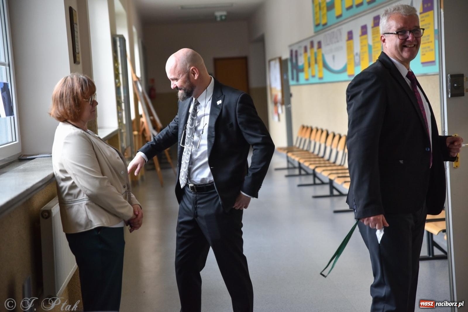 Zdjęcie w galerii na portalu naszraciborz.pl: Maturzyści II LO z optymizmem przystąpili do matury wiadomości z regionu