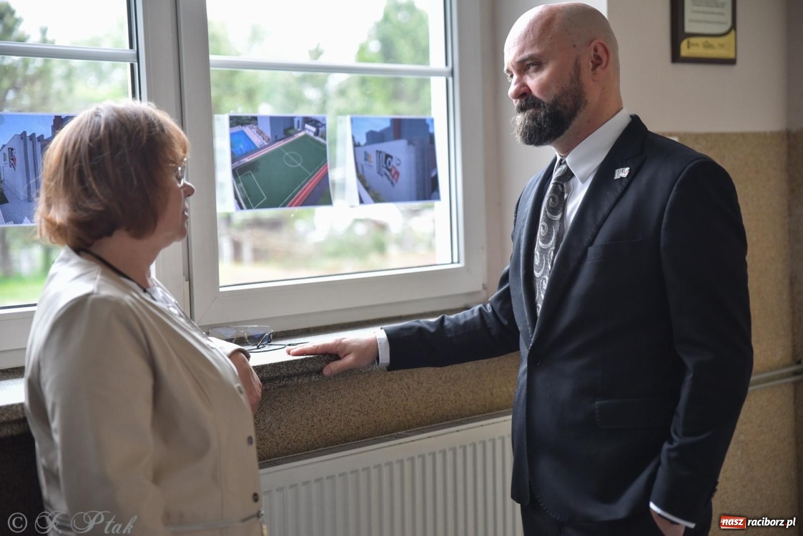 Zdjęcie w galerii na portalu naszraciborz.pl: Maturzyści II LO z optymizmem przystąpili do matury wiadomości z regionu