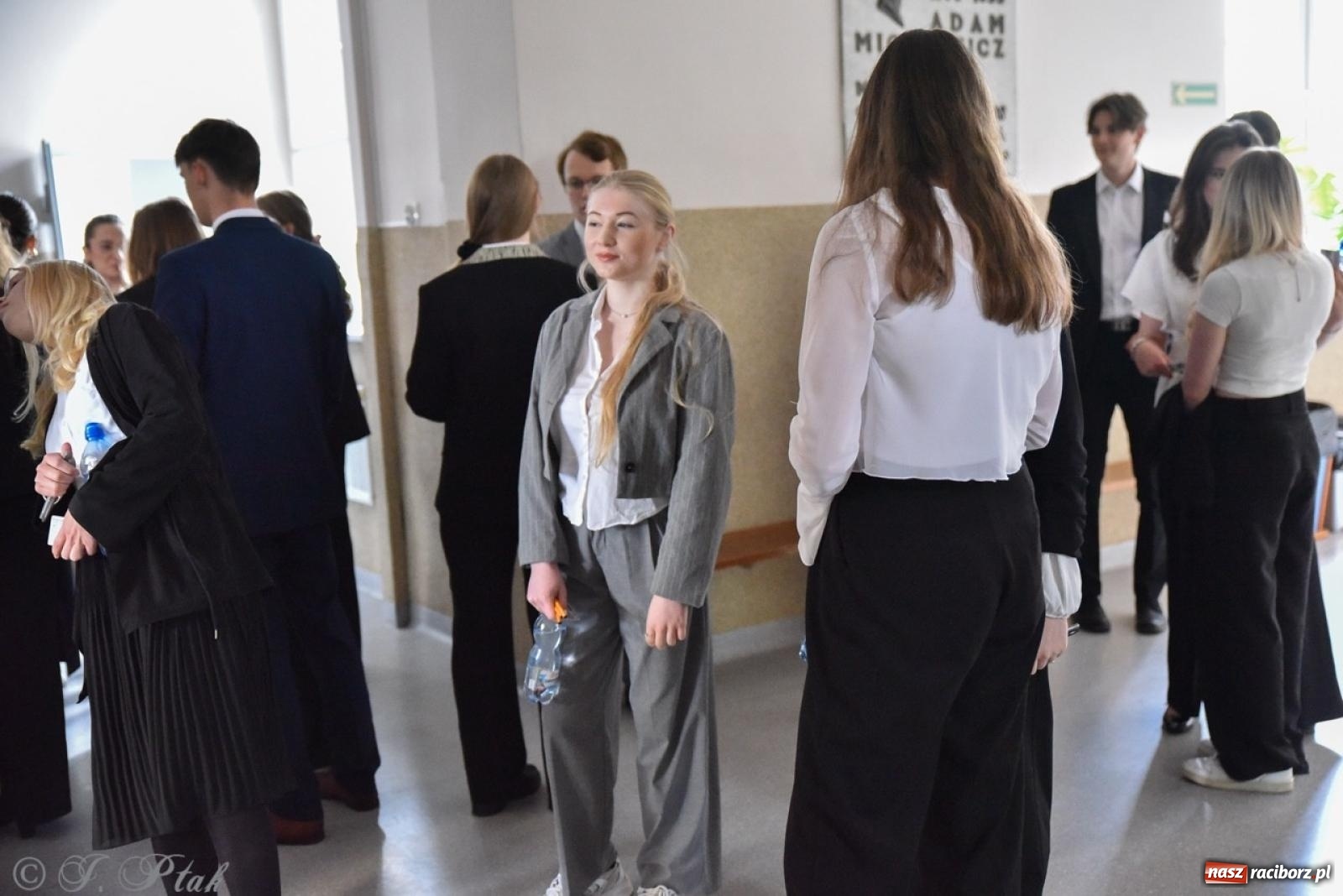 Zdjęcie w galerii na portalu naszraciborz.pl: Maturzyści II LO z optymizmem przystąpili do matury wiadomości z regionu