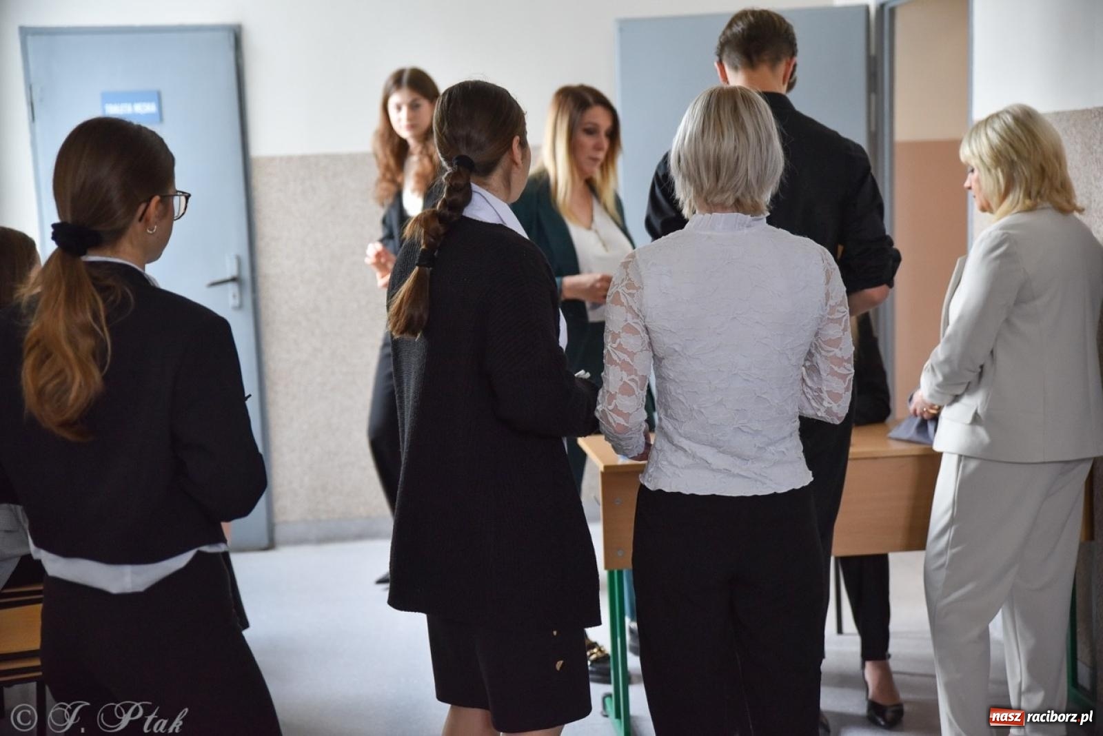 Zdjęcie w galerii na portalu naszraciborz.pl: Maturzyści II LO z optymizmem przystąpili do matury wiadomości z regionu