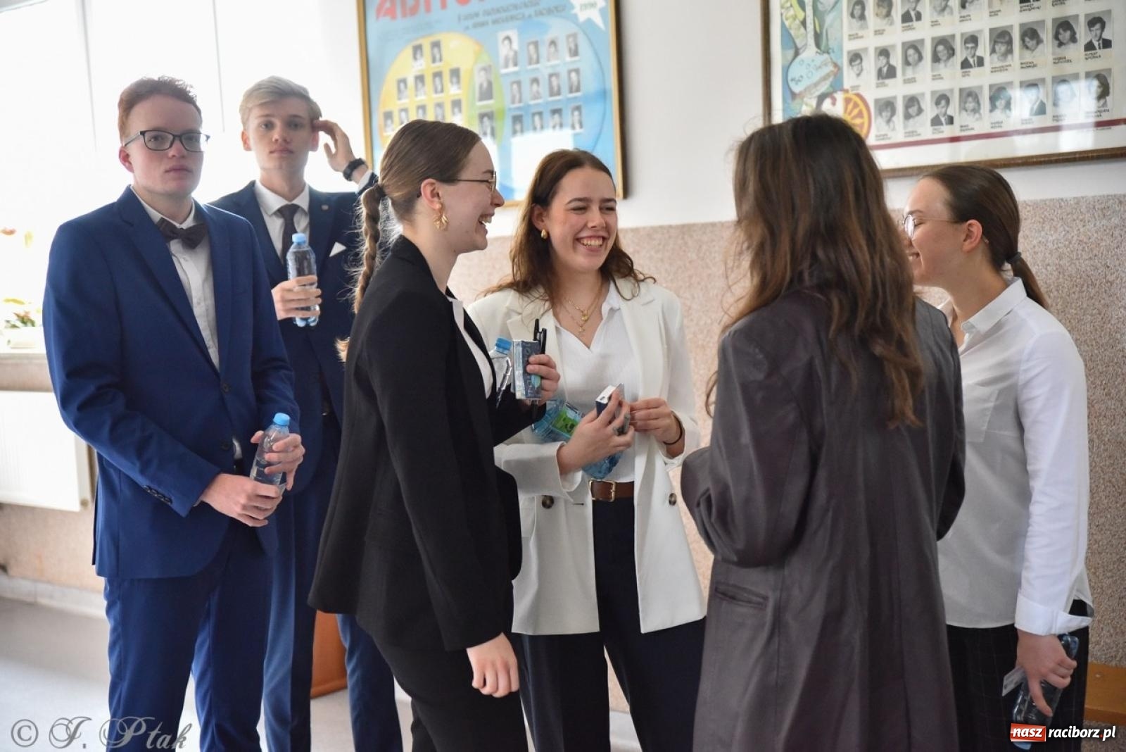 Zdjęcie w galerii na portalu naszraciborz.pl: Maturzyści II LO z optymizmem przystąpili do matury wiadomości z regionu