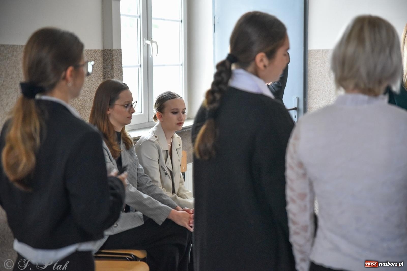 Zdjęcie w galerii na portalu naszraciborz.pl: Maturzyści II LO z optymizmem przystąpili do matury wiadomości z regionu