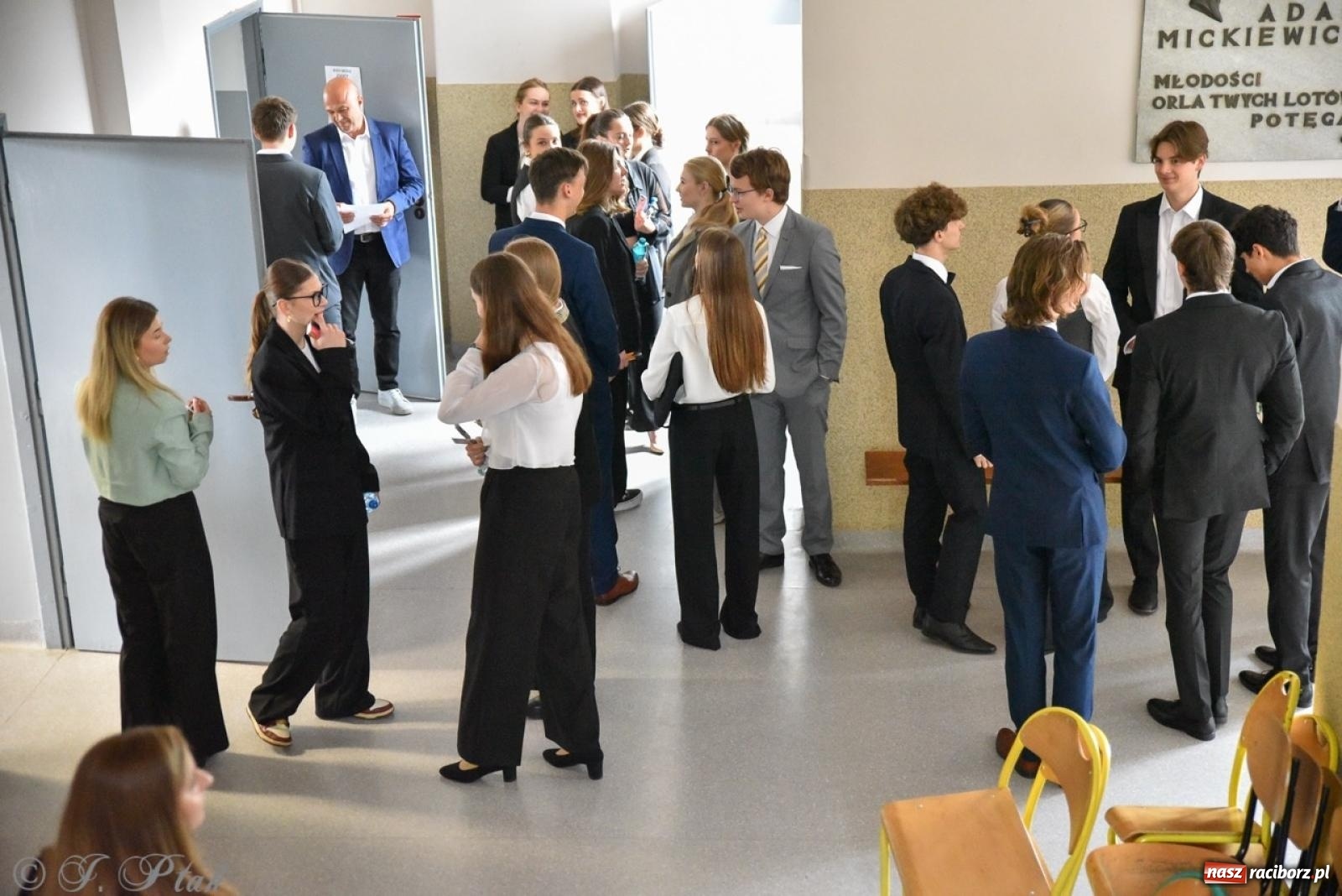 Zdjęcie w galerii na portalu naszraciborz.pl: Maturzyści II LO z optymizmem przystąpili do matury wiadomości z regionu