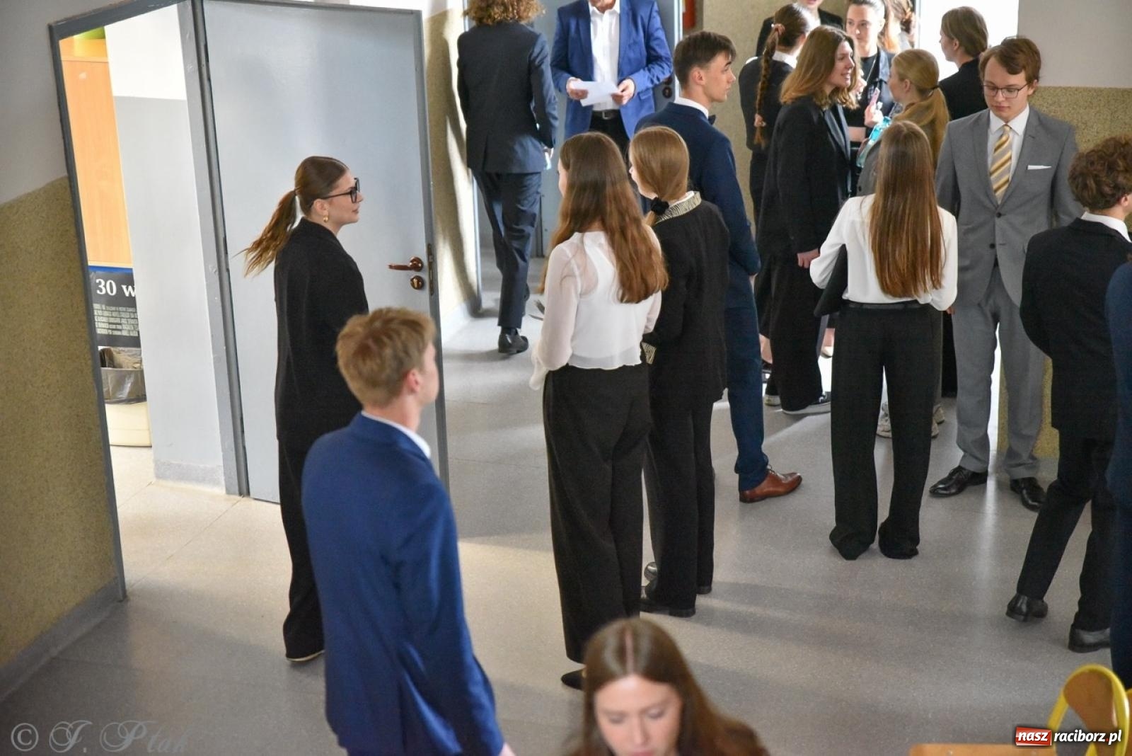 Zdjęcie w galerii na portalu naszraciborz.pl: Maturzyści II LO z optymizmem przystąpili do matury wiadomości z regionu