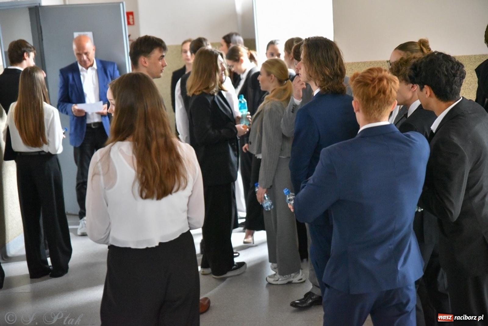 Zdjęcie w galerii na portalu naszraciborz.pl: Maturzyści II LO z optymizmem przystąpili do matury wiadomości z regionu