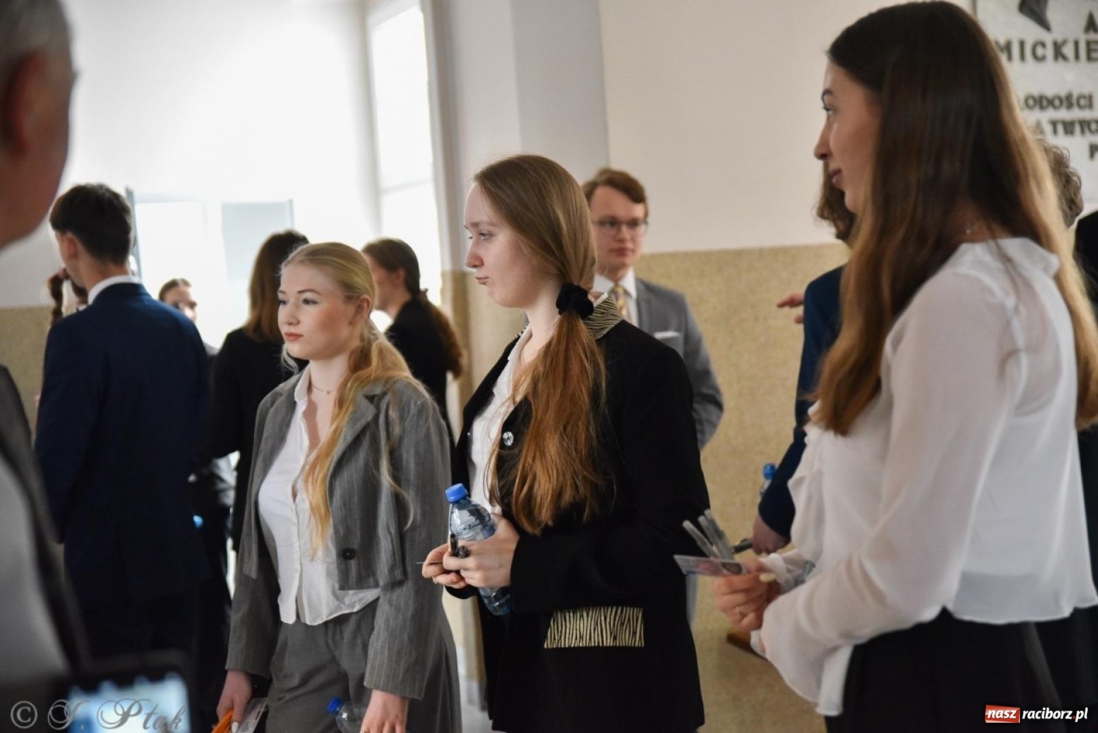 Zdjęcie w galerii na portalu naszraciborz.pl: Maturzyści II LO z optymizmem przystąpili do matury wiadomości z regionu