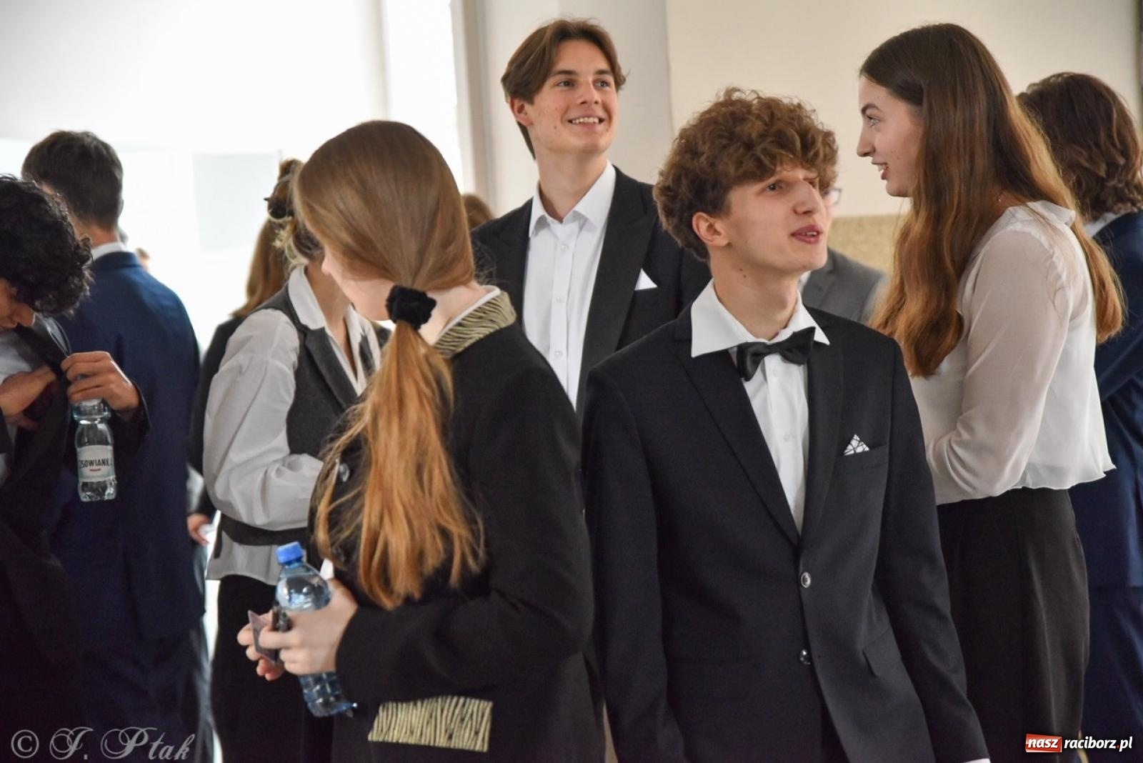 Zdjęcie w galerii na portalu naszraciborz.pl: Maturzyści II LO z optymizmem przystąpili do matury wiadomości z regionu