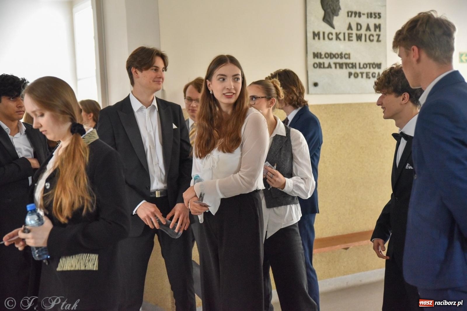 Zdjęcie w galerii na portalu naszraciborz.pl: Maturzyści II LO z optymizmem przystąpili do matury wiadomości z regionu