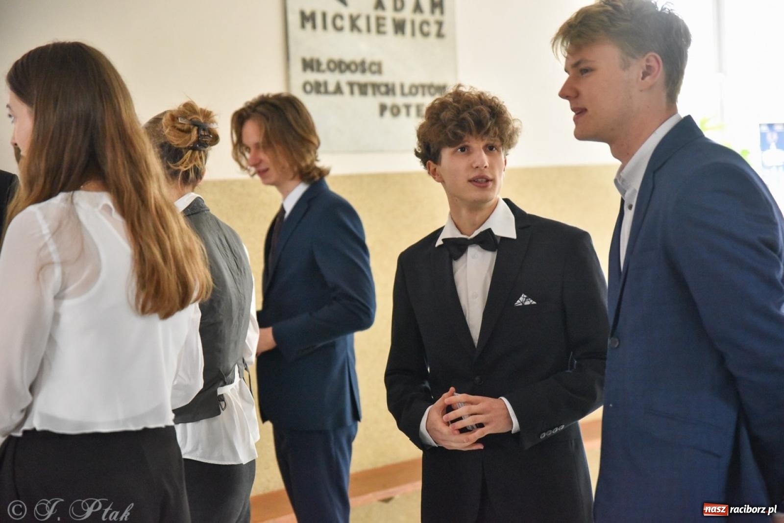 Zdjęcie w galerii na portalu naszraciborz.pl: Maturzyści II LO z optymizmem przystąpili do matury wiadomości z regionu