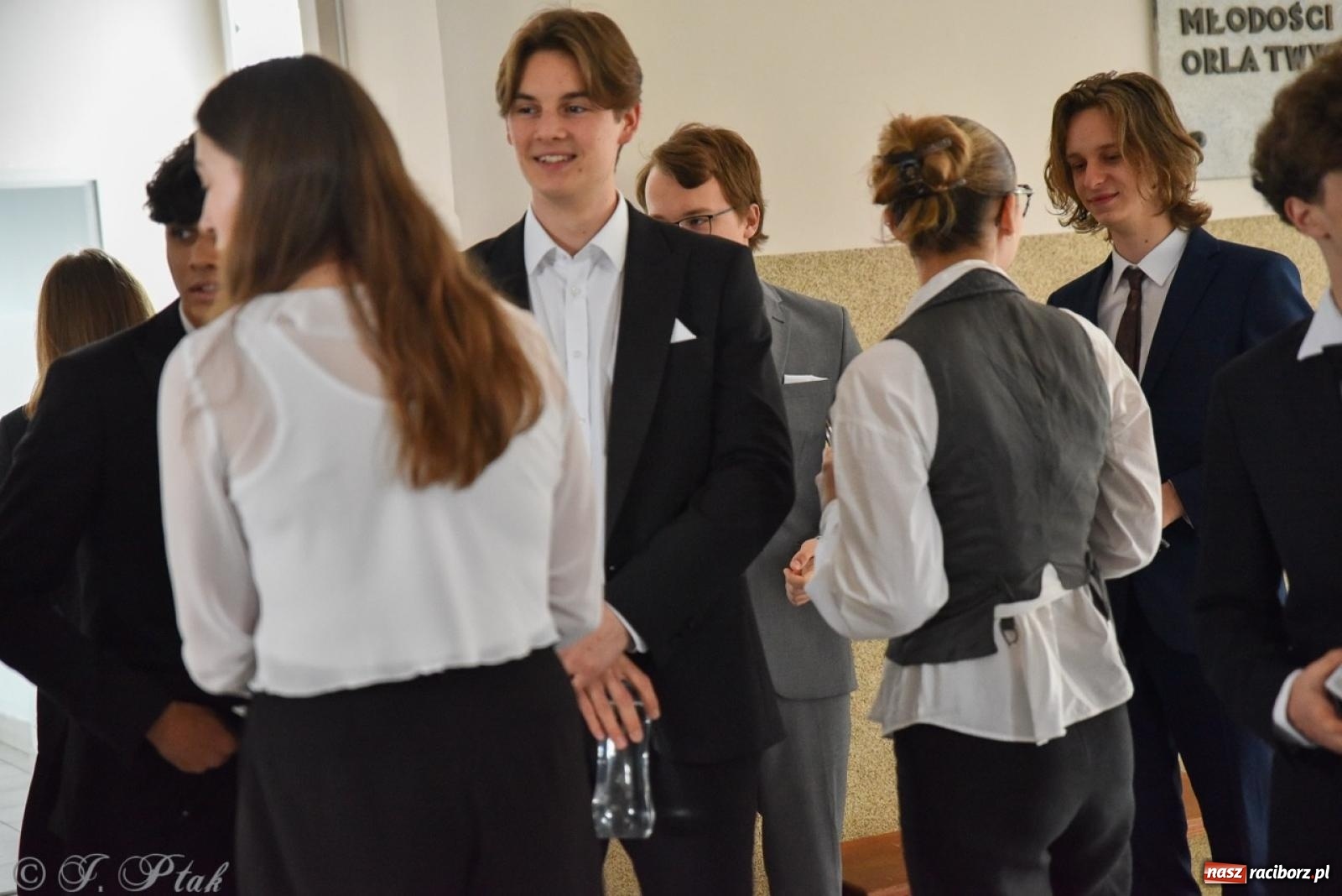 Zdjęcie w galerii na portalu naszraciborz.pl: Maturzyści II LO z optymizmem przystąpili do matury wiadomości z regionu