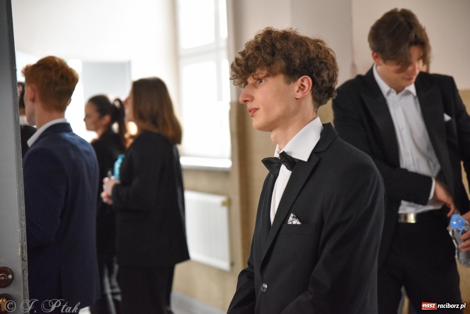 Zdjęcie w galerii na portalu naszraciborz.pl: Maturzyści II LO z optymizmem przystąpili do matury wiadomości z regionu