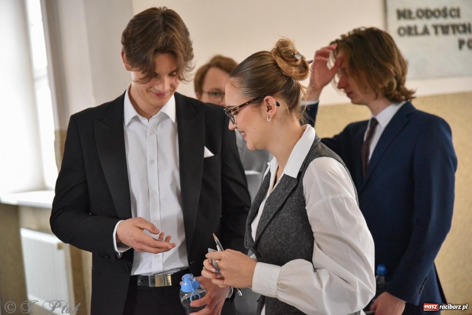 Zdjęcie w galerii na portalu naszraciborz.pl: Maturzyści II LO z optymizmem przystąpili do matury wiadomości z regionu