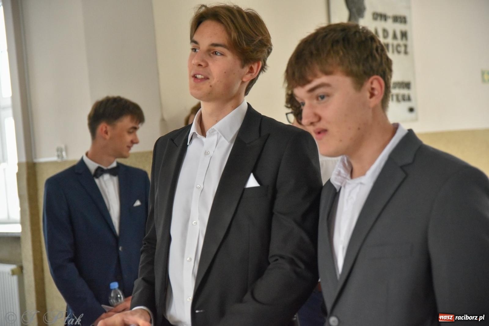 Zdjęcie w galerii na portalu naszraciborz.pl: Maturzyści II LO z optymizmem przystąpili do matury wiadomości z regionu