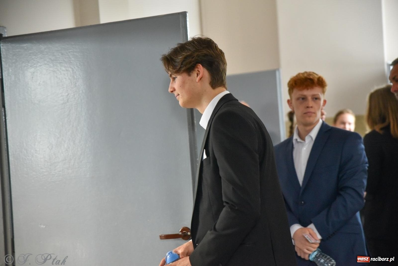 Zdjęcie w galerii na portalu naszraciborz.pl: Maturzyści II LO z optymizmem przystąpili do matury wiadomości z regionu