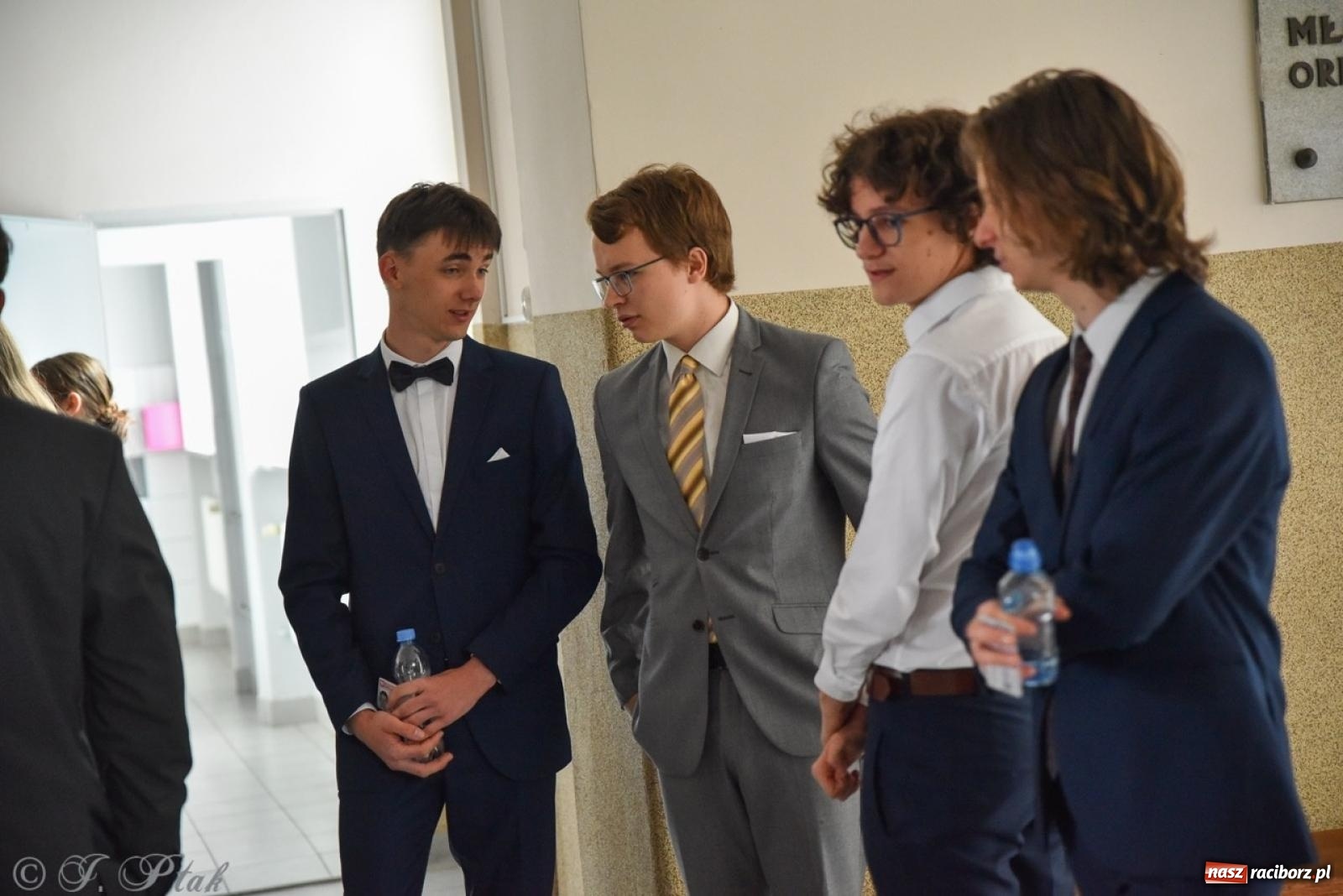 Zdjęcie w galerii na portalu naszraciborz.pl: Maturzyści II LO z optymizmem przystąpili do matury wiadomości z regionu