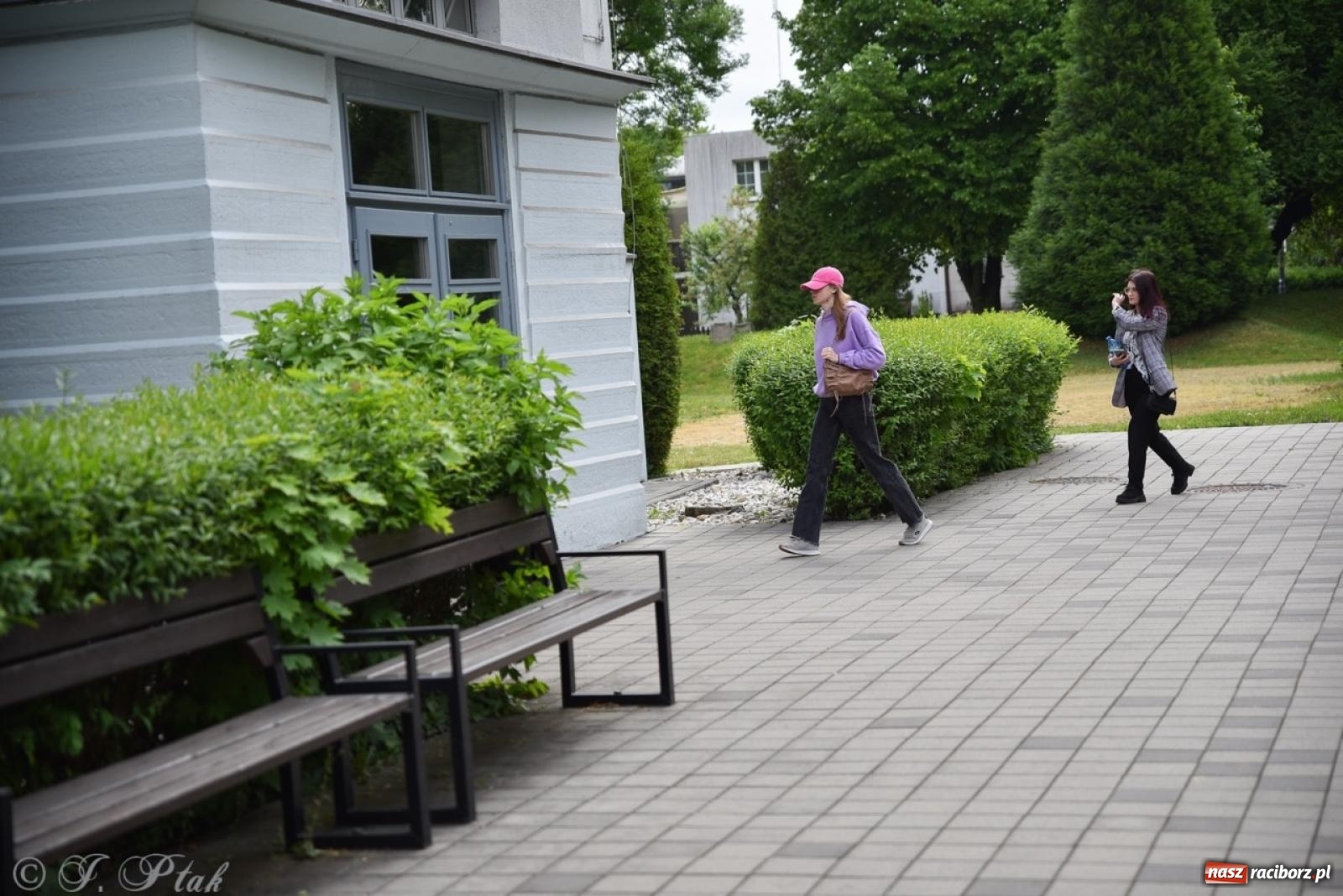 Zdjęcie w galerii na portalu naszraciborz.pl: Maturzyści II LO z optymizmem przystąpili do matury wiadomości z regionu