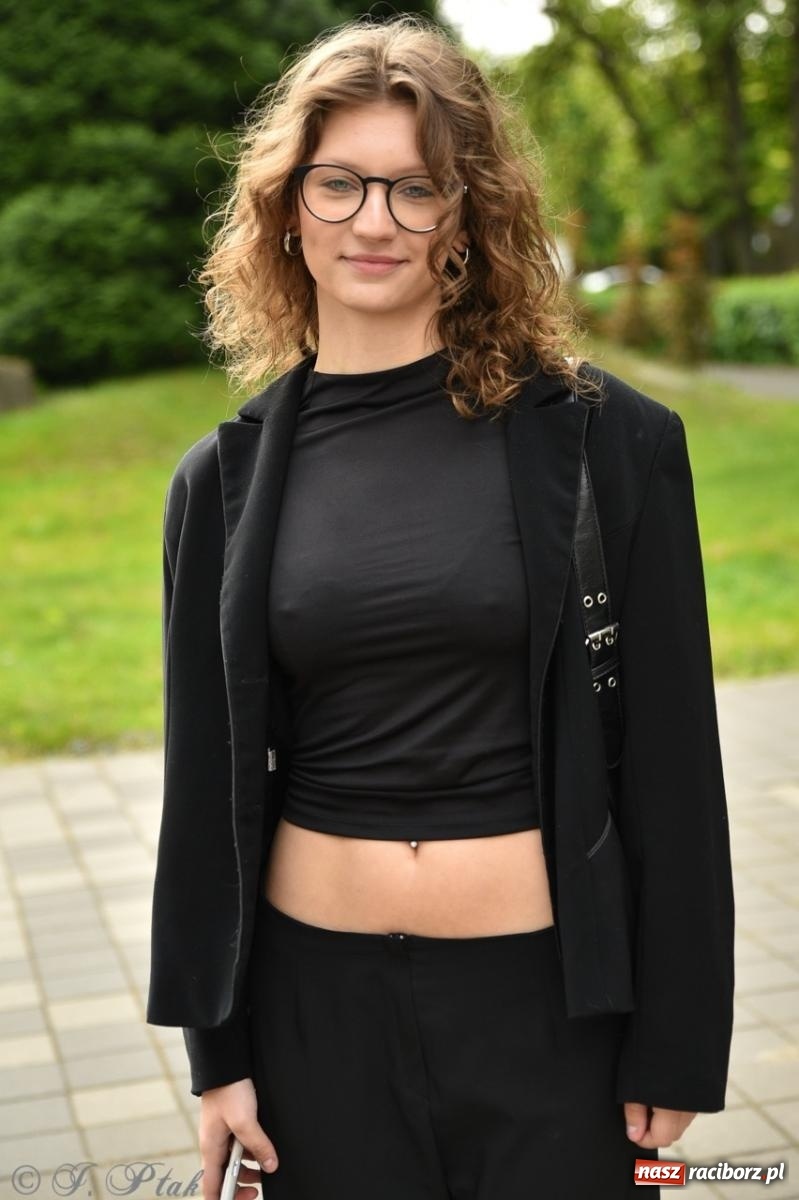 Zdjęcie w galerii na portalu naszraciborz.pl: Maturzyści II LO z optymizmem przystąpili do matury wiadomości z regionu