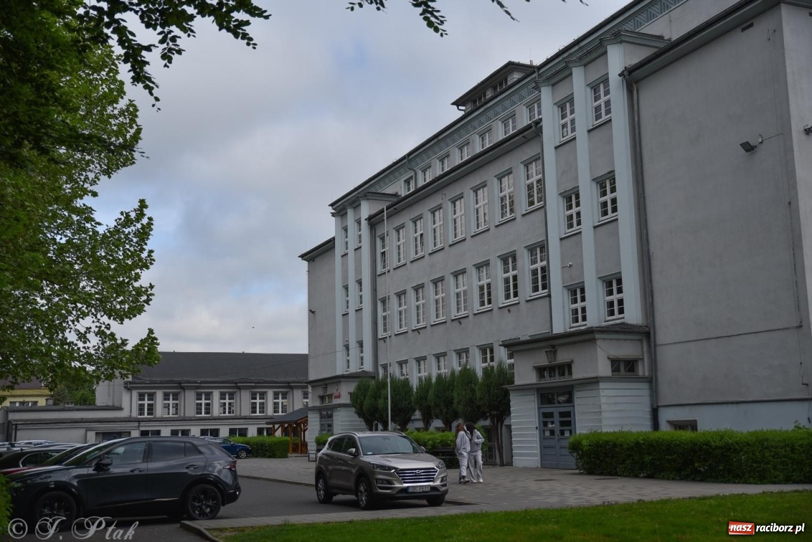 Zdjęcie w galerii na portalu naszraciborz.pl: Maturzyści II LO z optymizmem przystąpili do matury wiadomości z regionu