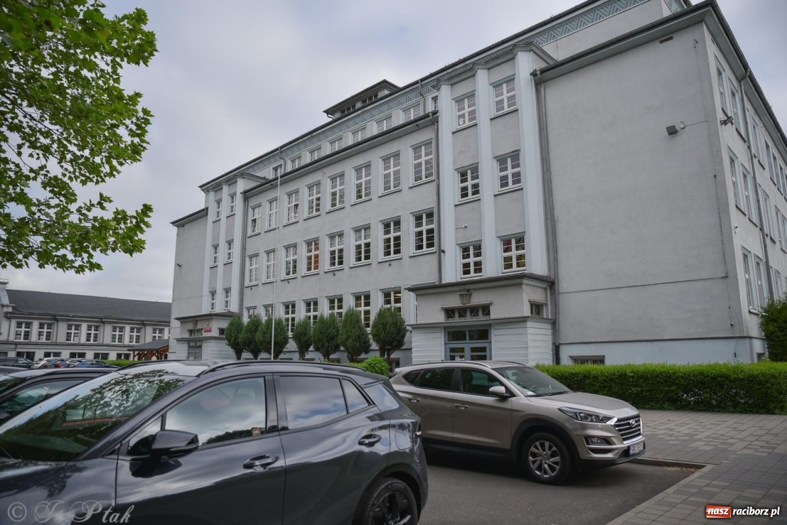 Zdjęcie w galerii na portalu naszraciborz.pl: Maturzyści II LO z optymizmem przystąpili do matury wiadomości z regionu