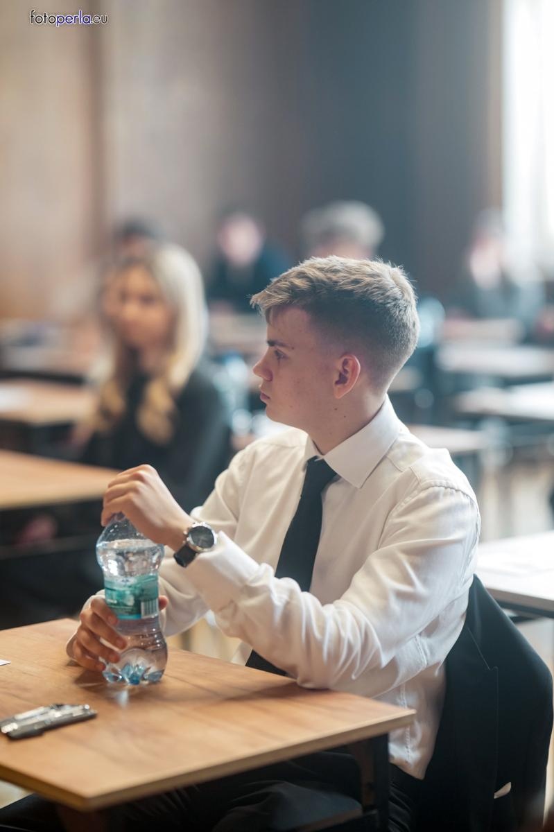 Zdjęcie w galerii na portalu naszraciborz.pl: Absolwenci I LO i Plastyka rozpoczęli matury [FOTO] wiadomości z regionu