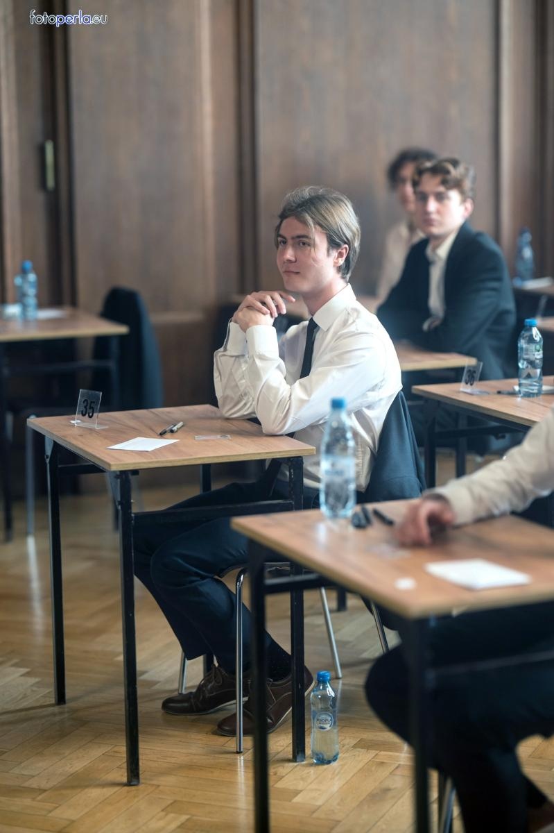 Zdjęcie w galerii na portalu naszraciborz.pl: Absolwenci I LO i Plastyka rozpoczęli matury [FOTO] wiadomości z regionu