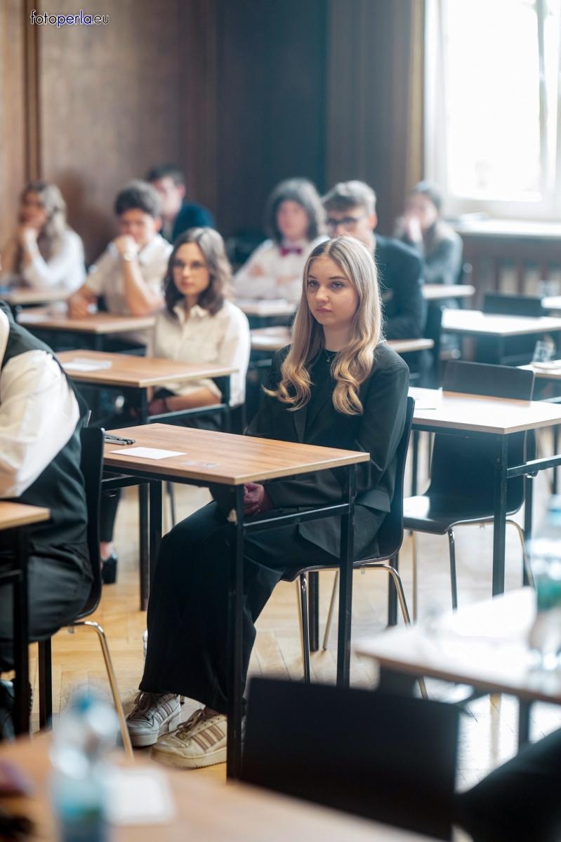 Zdjęcie w galerii na portalu naszraciborz.pl: Absolwenci I LO i Plastyka rozpoczęli matury [FOTO] wiadomości z regionu