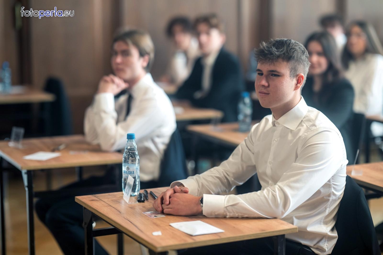 Zdjęcie w galerii na portalu naszraciborz.pl: Absolwenci I LO i Plastyka rozpoczęli matury [FOTO] wiadomości z regionu