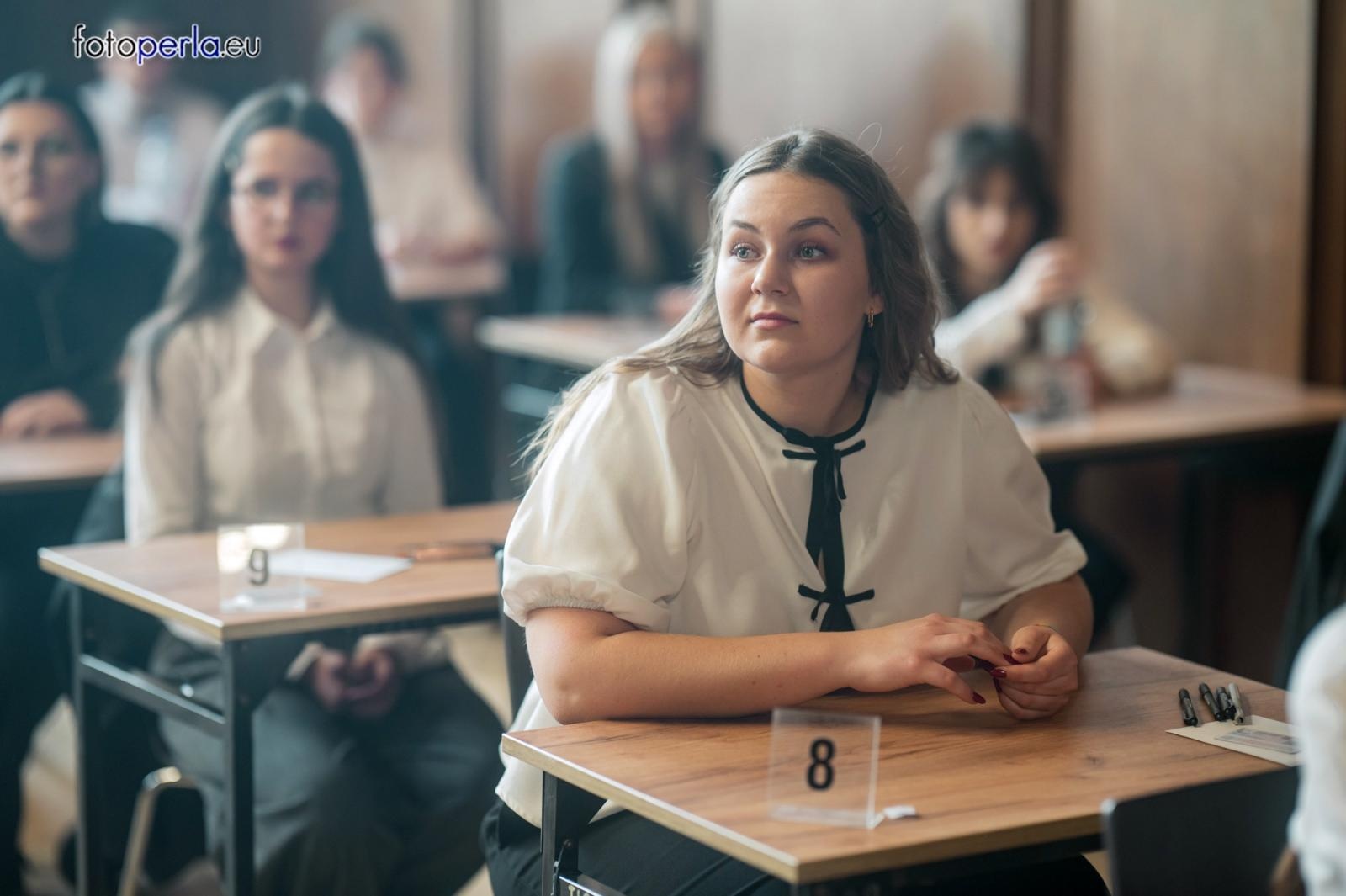 Zdjęcie w galerii na portalu naszraciborz.pl: Absolwenci I LO i Plastyka rozpoczęli matury [FOTO] wiadomości z regionu