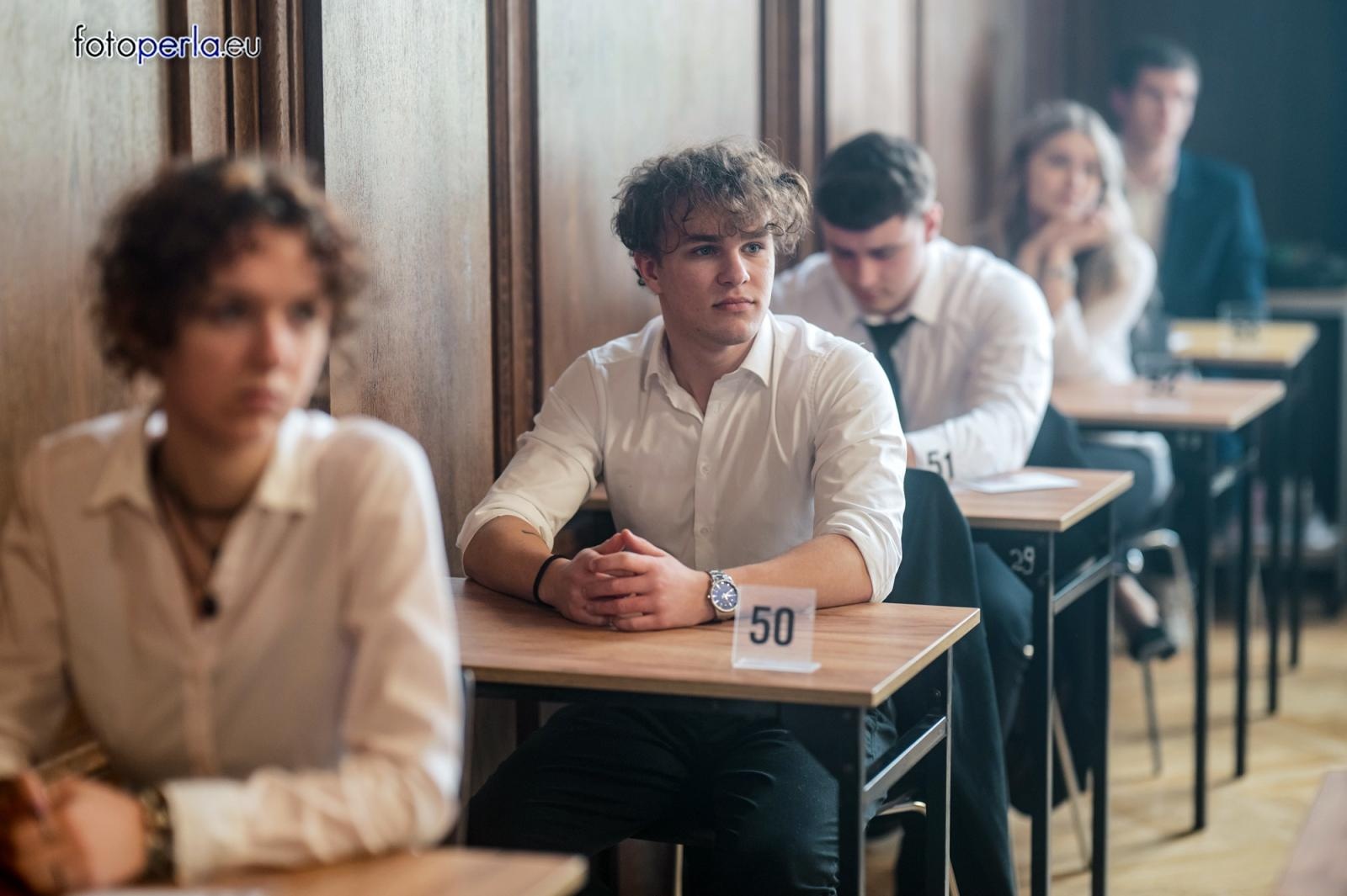 Zdjęcie w galerii na portalu naszraciborz.pl: Absolwenci I LO i Plastyka rozpoczęli matury [FOTO] wiadomości z regionu