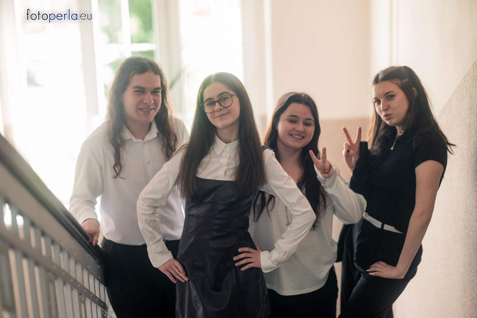 Zdjęcie w galerii na portalu naszraciborz.pl: Absolwenci I LO i Plastyka rozpoczęli matury [FOTO] wiadomości z regionu